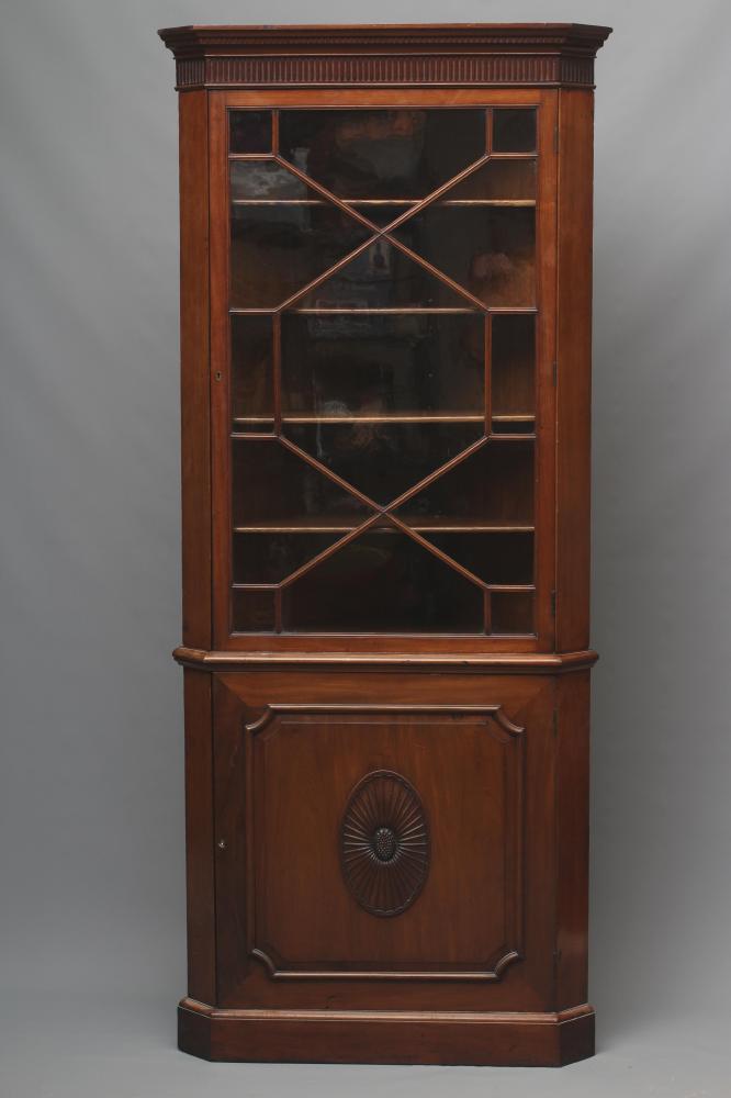 A GEORGIAN MAHOGANY STANDING CORNER CUPBOARD Image