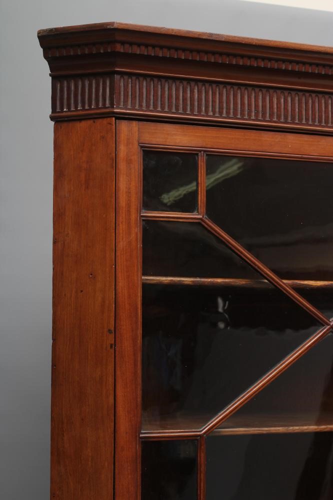 A GEORGIAN MAHOGANY STANDING CORNER CUPBOARD Image