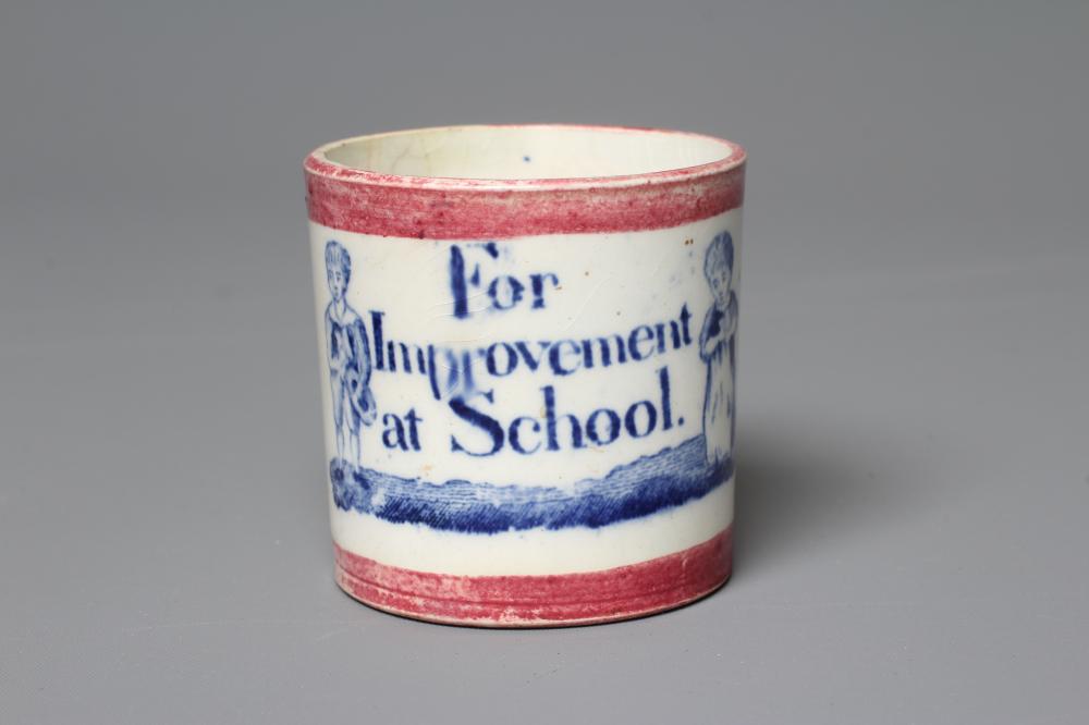 A CHILD'S STAFFORDSHIRE PEARLWARE MUG, early 19th century, printed in underglaze blue with a small Image