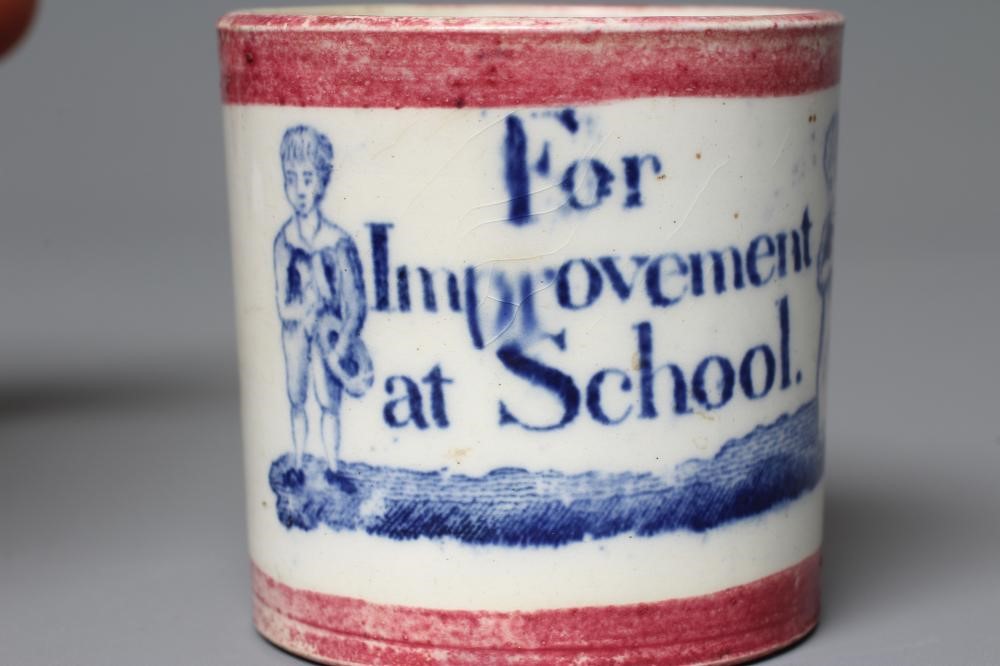 A CHILD'S STAFFORDSHIRE PEARLWARE MUG, early 19th century, printed in underglaze blue with a small Image