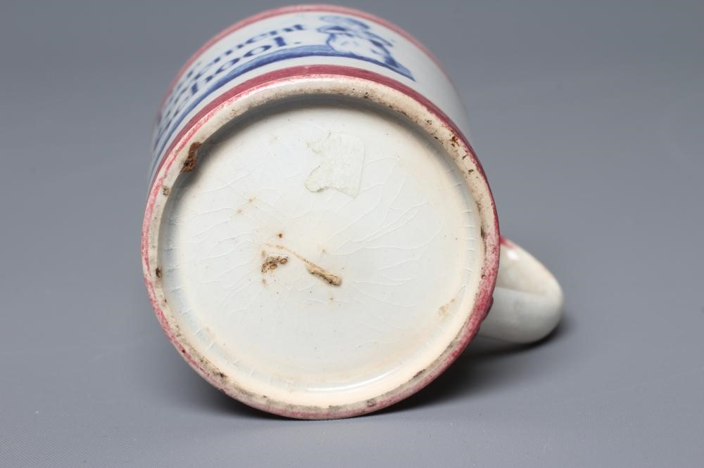 A CHILD'S STAFFORDSHIRE PEARLWARE MUG, early 19th century, printed in underglaze blue with a small Image