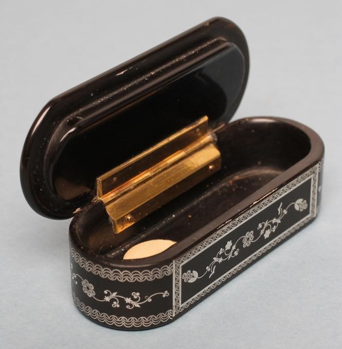 A GEORGIAN HORN SNUFF BOX Image