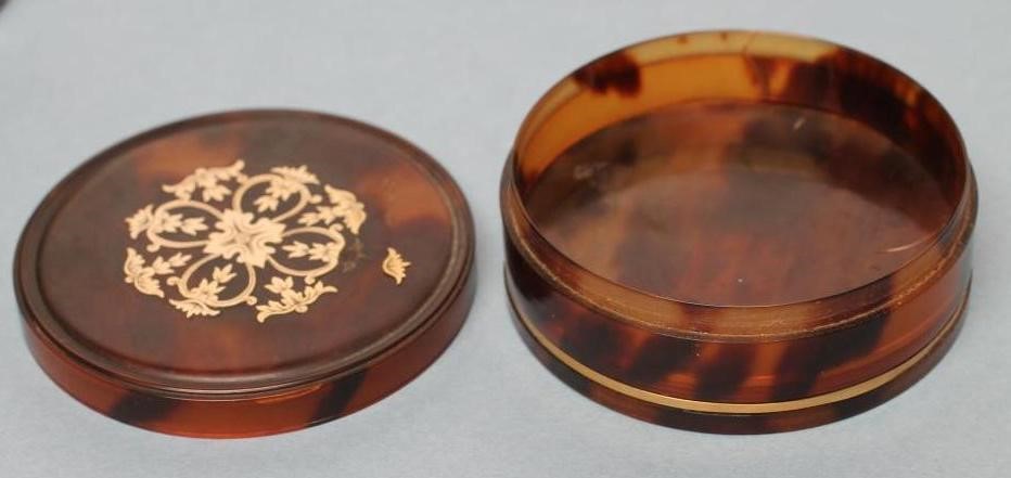 A GEORGIAN HORN SNUFF BOX Image