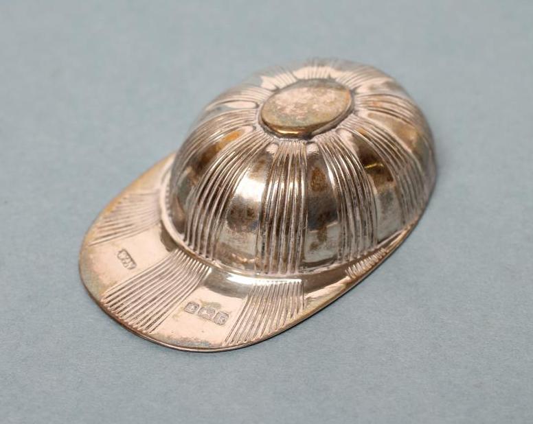 AN EDWARDIAN SILVER JOCKEY CAP CADDY SPOON Image