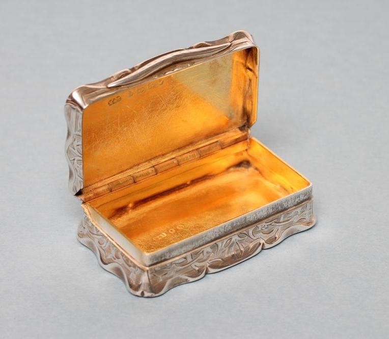 A VICTORIAN SILVER SNUFF BOX Image