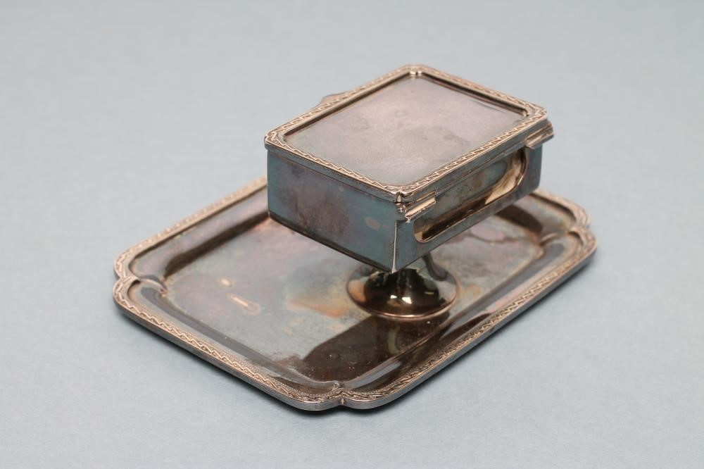 A VICTORIAN SILVER SNUFF BOX Image