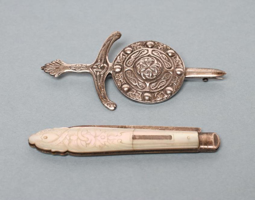 A VICTORIAN FOLDING FRUIT KNIFE Image