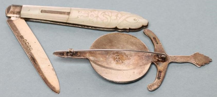 A VICTORIAN FOLDING FRUIT KNIFE Image