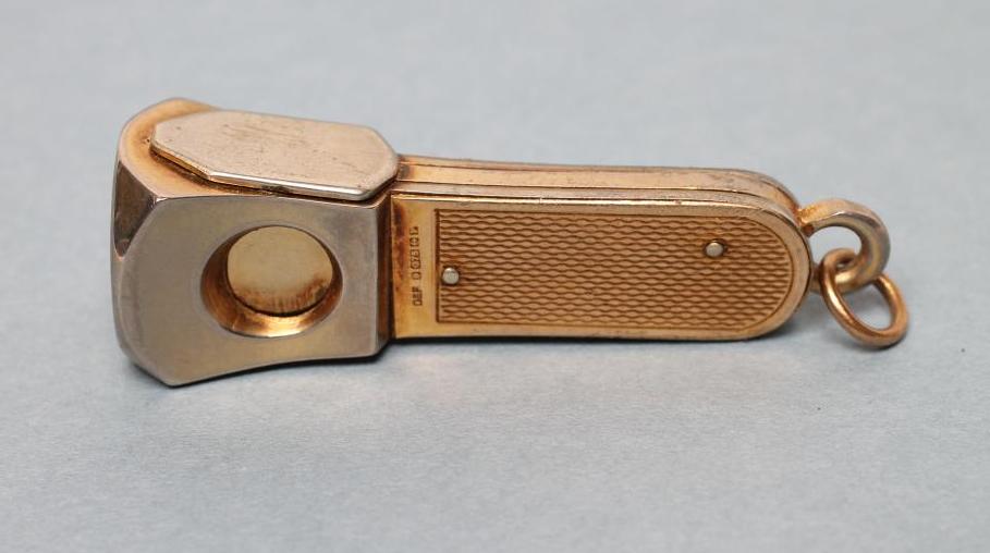 A 9CT GOLD CIGAR CUTTER Image