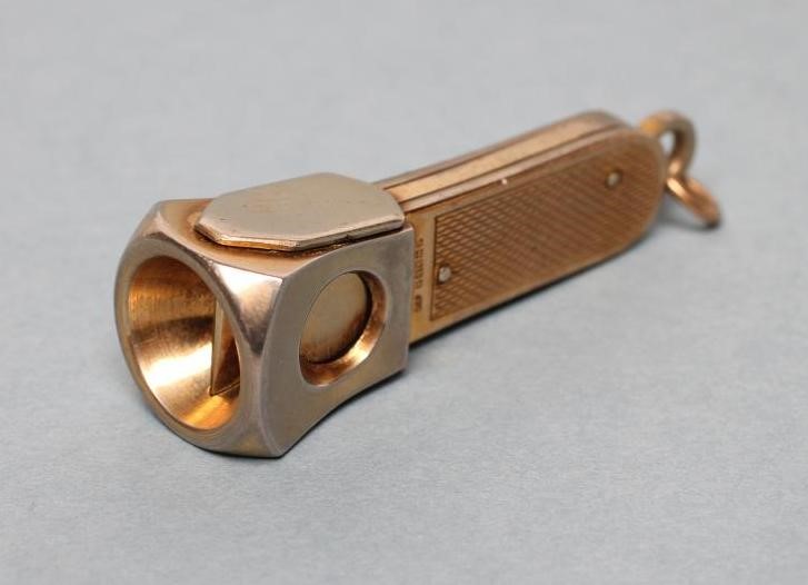 A 9CT GOLD CIGAR CUTTER Image