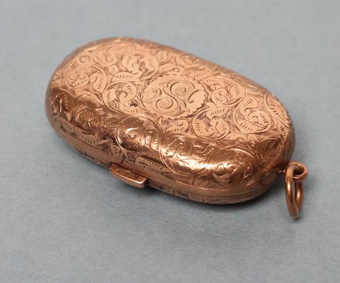 AN EDWARDIAN 9 CT. GOLD SOVEREIGN AND HALF SOVEREIGN CASE Image