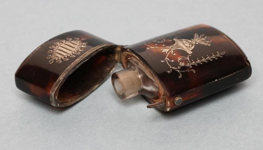 A TORTOISESHELL SCENT BOTTLE CASE Image
