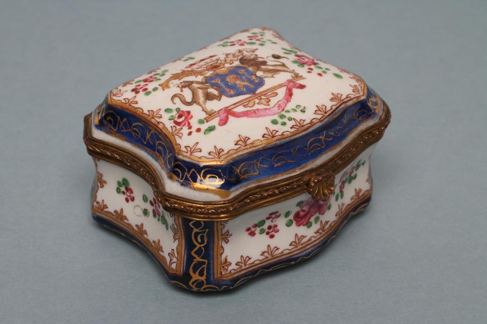 A FRENCH PORCELAIN TABLE SNUFF BOX Image
