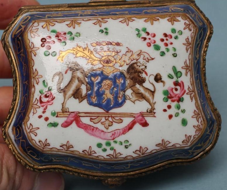 A FRENCH PORCELAIN TABLE SNUFF BOX Image