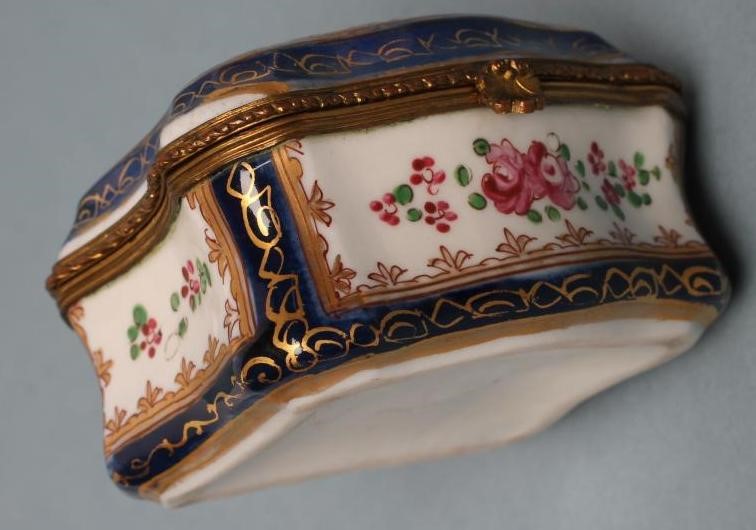 A FRENCH PORCELAIN TABLE SNUFF BOX Image