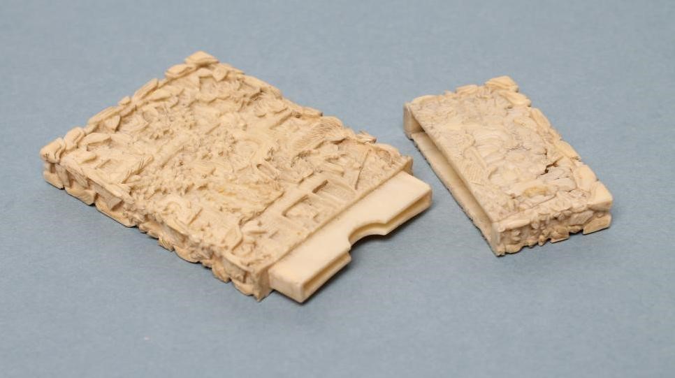A CANTON IVORY VISITING CARD CASE of plain oblong form Image