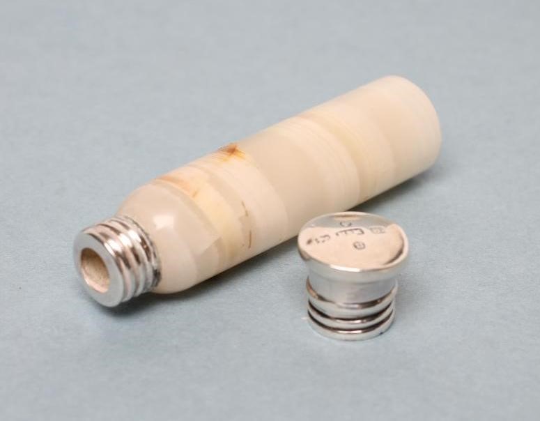 A VICTORIAN POLISHED WHITE ONYX SCENT BOTTLE Image