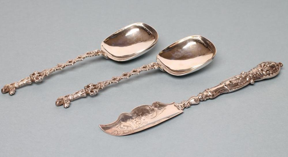 A PAIR OF EDWARDIAN SILVER PRESENTATION SPOONS Image