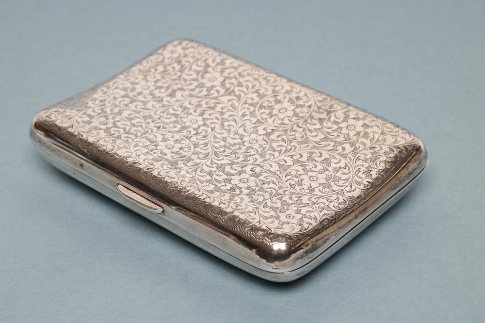 AN EDWARDIAN SILVER CIGAR CASE Image