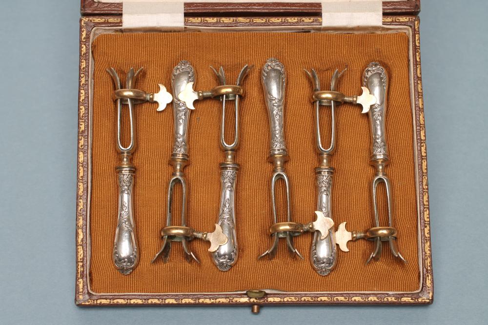 A SET OF SIX FRENCH "MANCHES A COTELETTES" Image