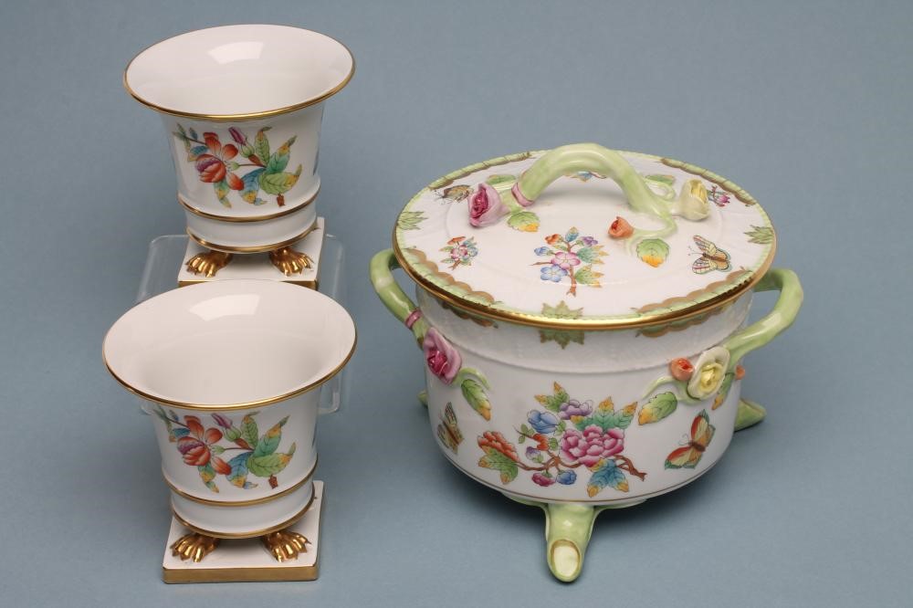 A HEREND PORCELAIN SMALL TUREEN AND COVER Image