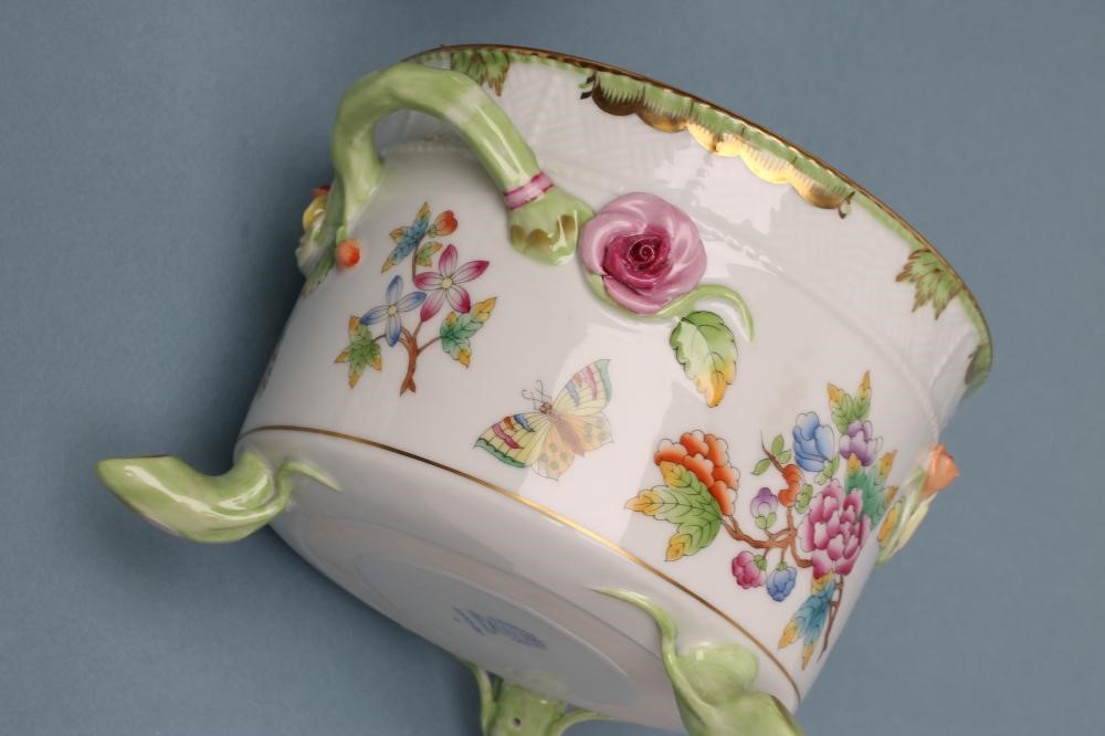 A HEREND PORCELAIN SMALL TUREEN AND COVER Image