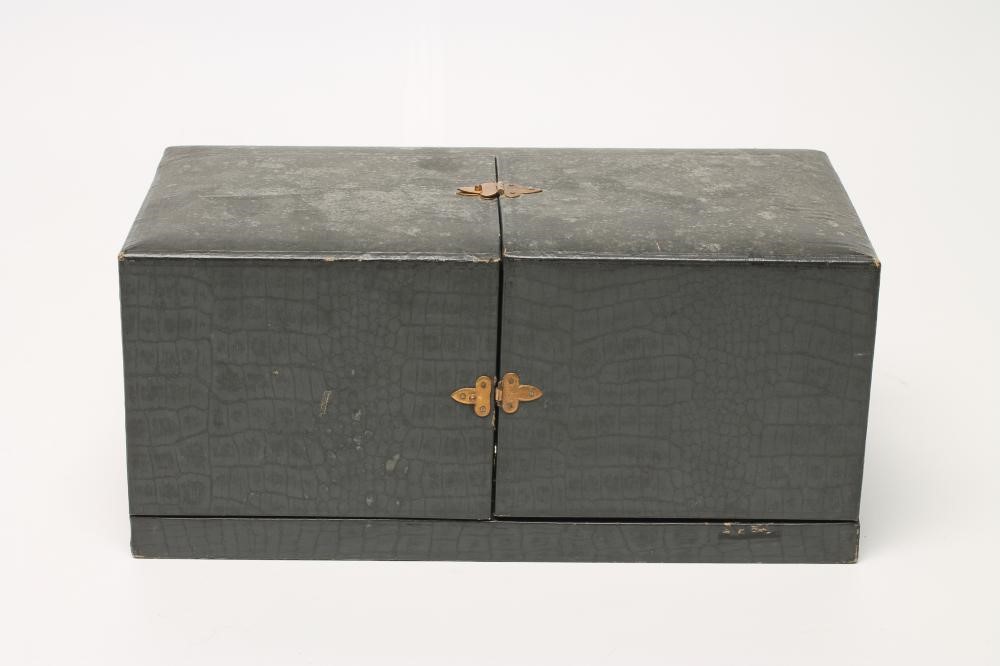 A LADY'S ART DECO LILAC GUILLOCHE ENAMEL AND SILVER EXTENSIVE BOUDOIR SET Image