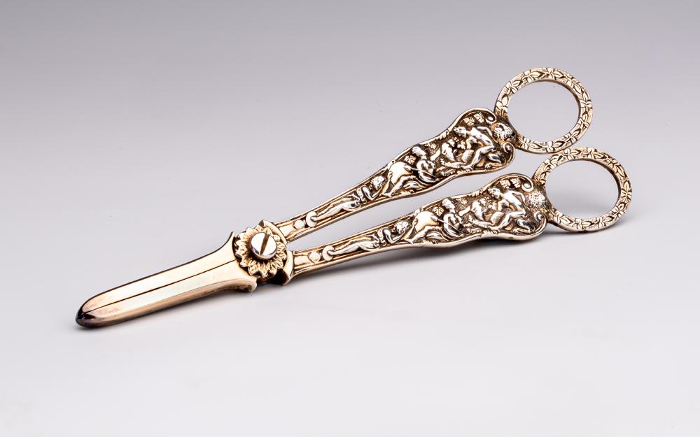 A PAIR OF LATE VICTORIAN SILVER GRAPE SCISSORS Image