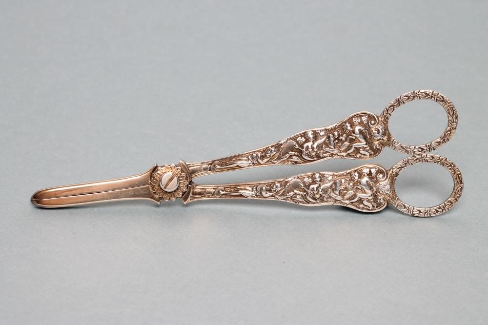 A PAIR OF LATE VICTORIAN SILVER GRAPE SCISSORS Image