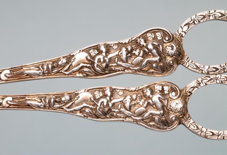 A PAIR OF LATE VICTORIAN SILVER GRAPE SCISSORS Image