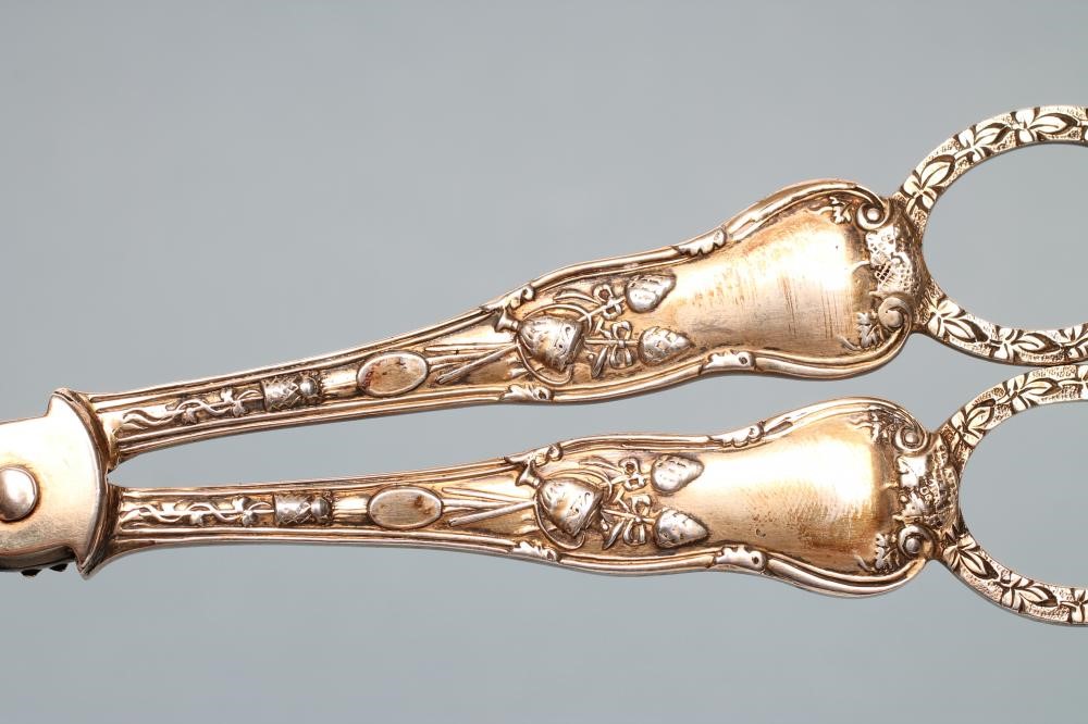 A PAIR OF LATE VICTORIAN SILVER GRAPE SCISSORS Image