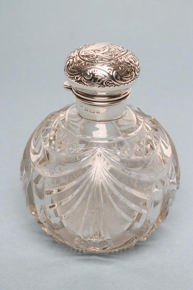 AN EDWARDIAN SILVER MOUNTED CLEAR GLASS SCENT BOTTLE Image