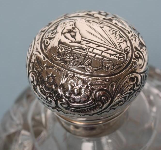 AN EDWARDIAN SILVER MOUNTED CLEAR GLASS SCENT BOTTLE Image