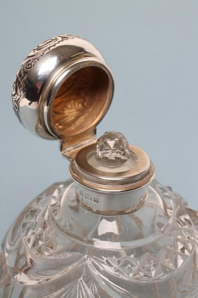AN EDWARDIAN SILVER MOUNTED CLEAR GLASS SCENT BOTTLE Image