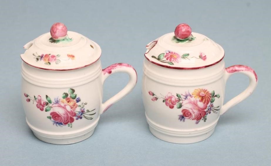 A PAIR OF MENNECY PORCELAIN DRUM MUSTARDS AND COVERS Image