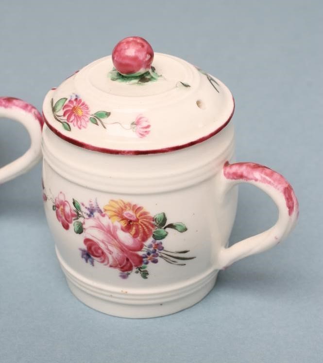 A PAIR OF MENNECY PORCELAIN DRUM MUSTARDS AND COVERS Image