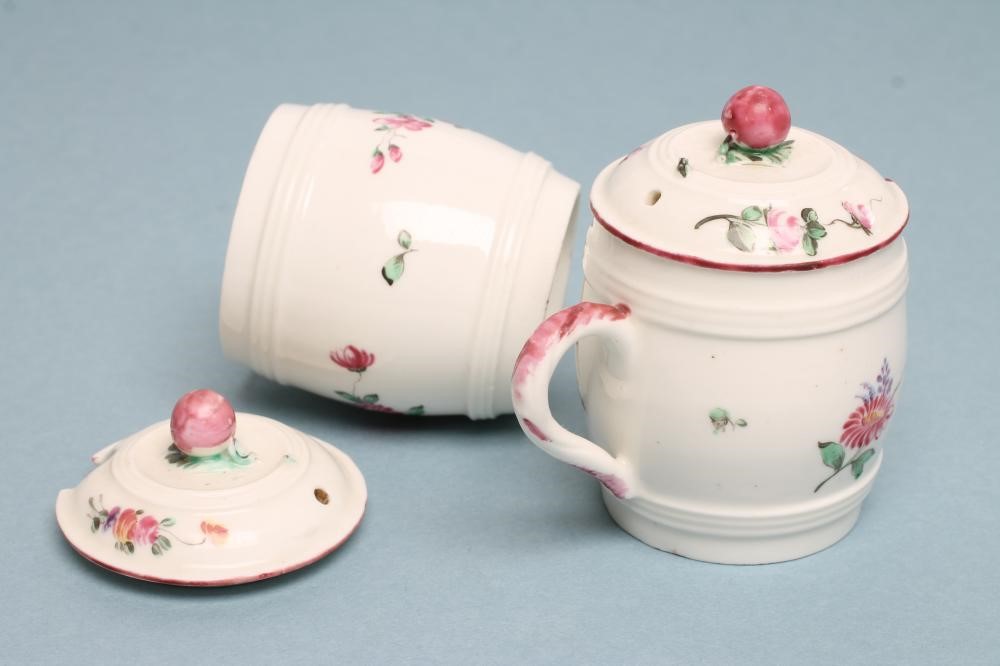 A PAIR OF MENNECY PORCELAIN DRUM MUSTARDS AND COVERS Image