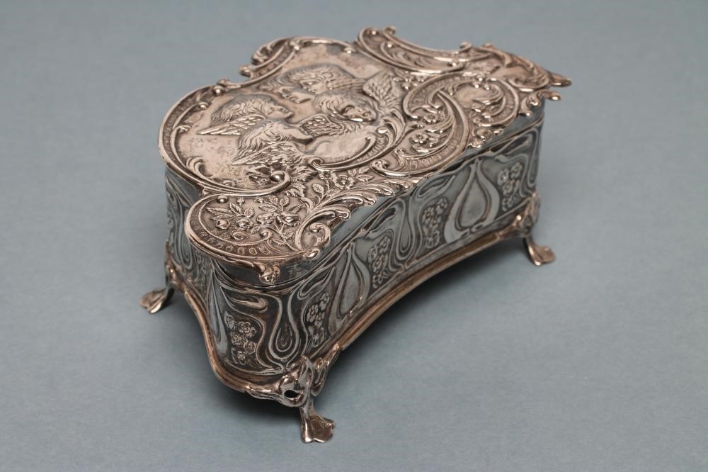 AN EDWARDIAN SILVER DRESSING TABLE BOX Image