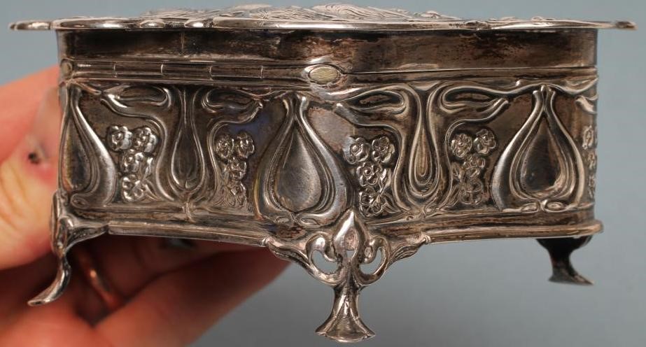 AN EDWARDIAN SILVER DRESSING TABLE BOX Image
