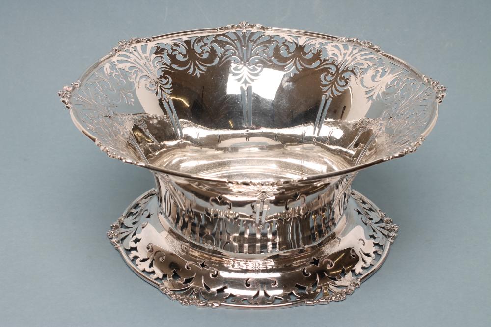A SILVER CENTRE BOWL Image