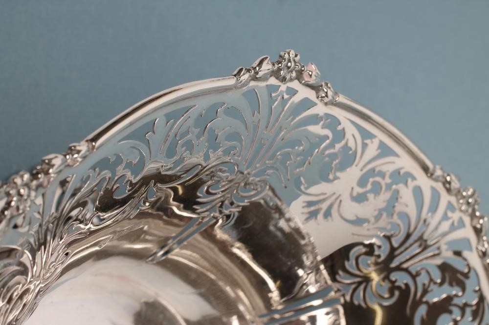 A SILVER CENTRE BOWL Image