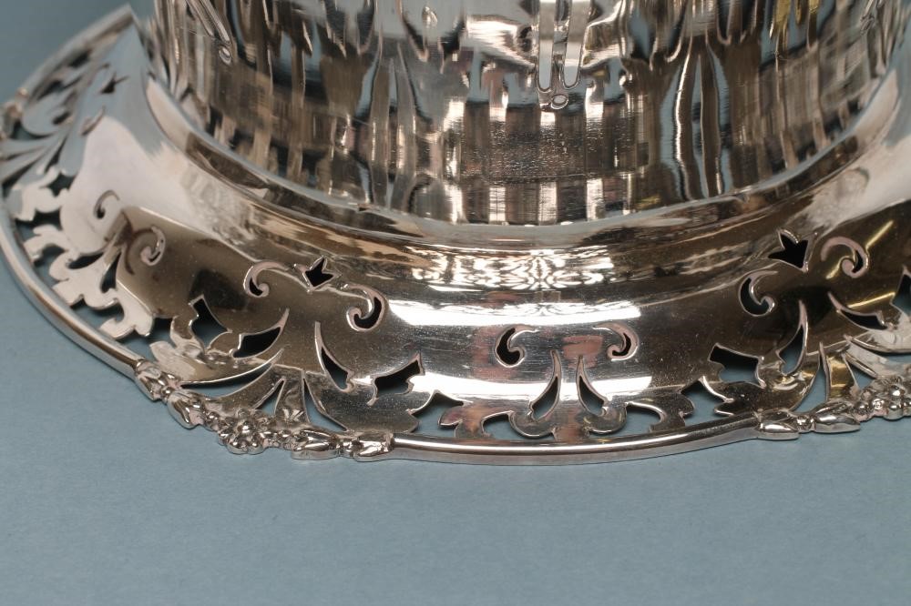 A SILVER CENTRE BOWL Image