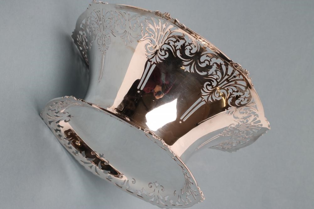 A SILVER CENTRE BOWL Image