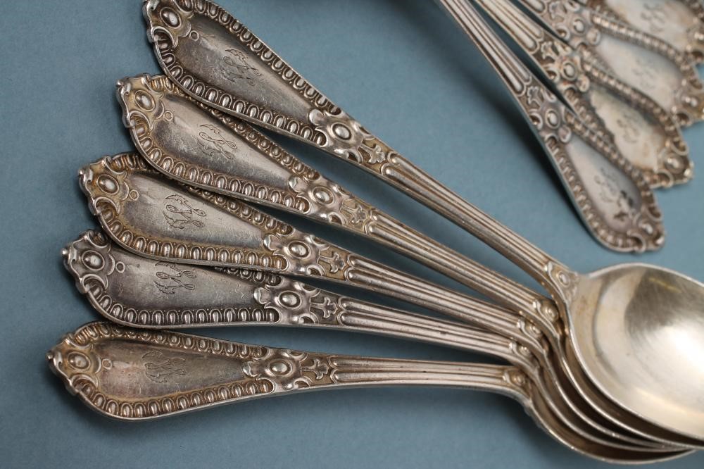 A SET OF TWENTY THREE SILVER TEASPOONS Image