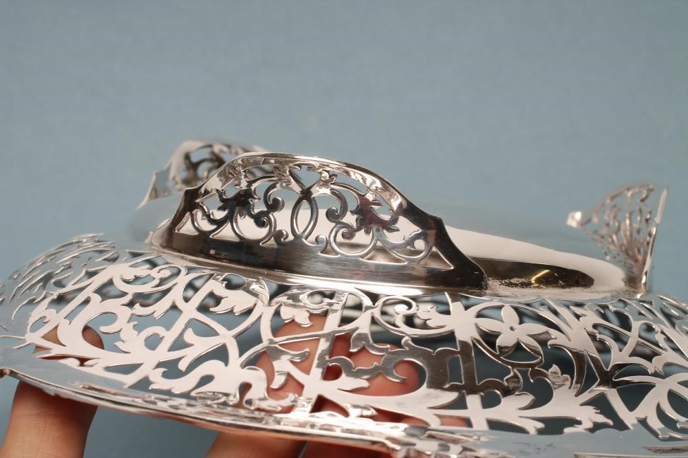 AN EDWARDIAN SILVER DISH Image