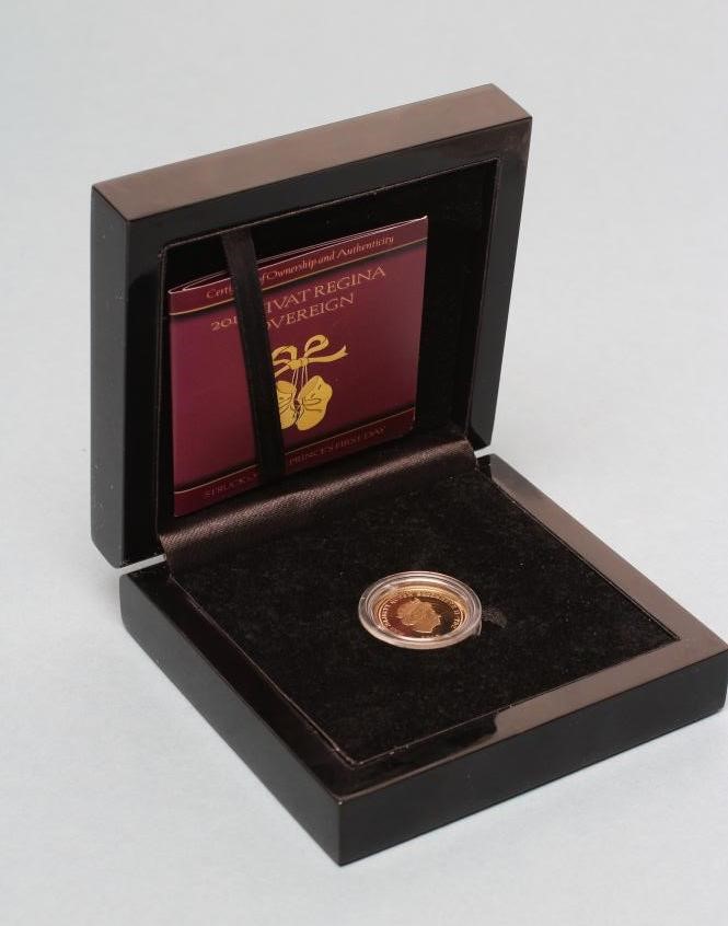 AN ELIZABETH II "VIVAT REGINA" GOLD SOVEREIGN Image