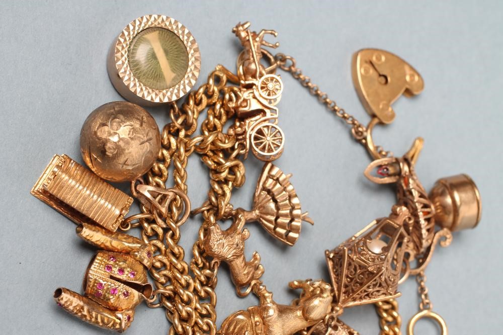 AN 18CT GOLD ALBERT CHAIN Image