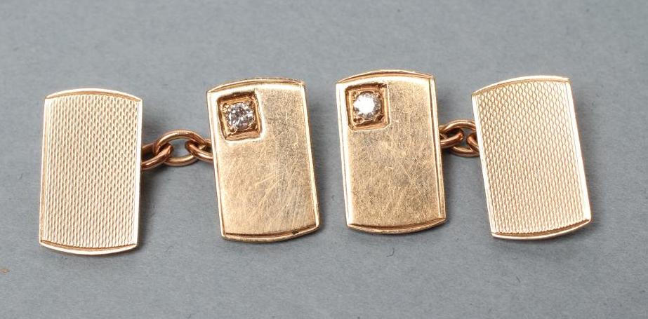 A PAIR OF 9CT GOLD CUFFLINKS Image