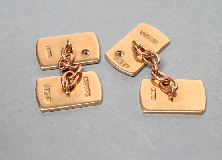 A PAIR OF 9CT GOLD CUFFLINKS Image