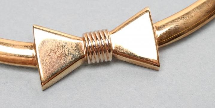 A 9CT GOLD CHOKER Image